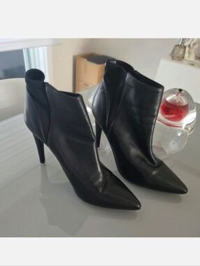The Wishbone Collection Elegant Black Ankle Boots Size 9M